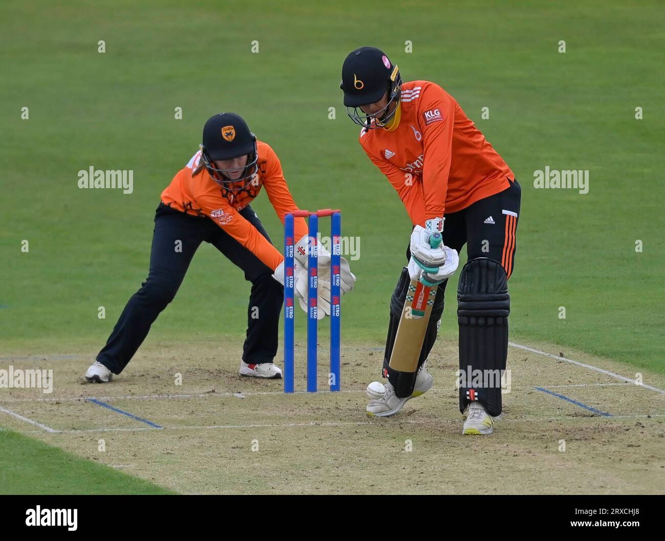 NORTHAMPTON, ANGLETERRE - sept - 24 -2023 : SOPHIE MUNRO de Blaze Women bat lors du Rachael Heyhoe Flint Trophy finale SOUTHERN VIPERS vs THE BLAZE au County Ground à Northampton, Angleterre. Banque D'Images