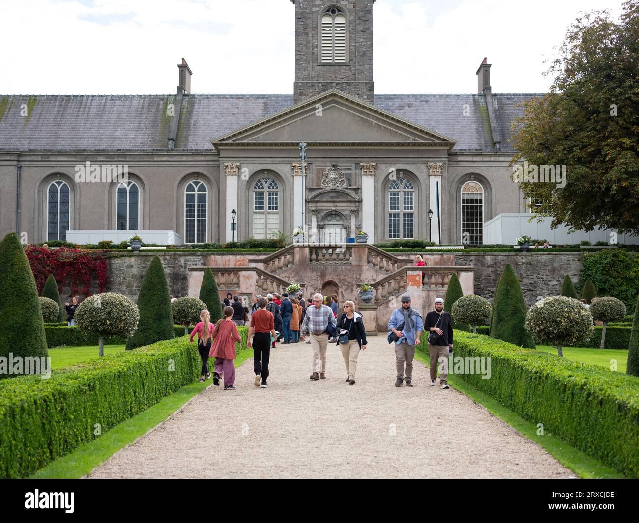 Les visiteurs apprécient le terrain de l'Irish Museum of Modern Art, au Royal Hospital Kilmainham à Dublin, en Irlande. Banque D'Images