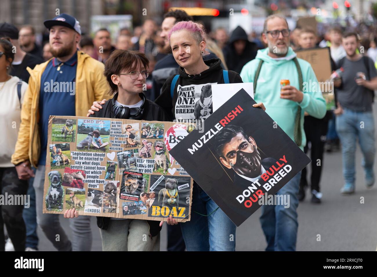 Manifestation contre l'interdiction des chiens XL Bully au Royaume-Uni d'ici fin 2023. Le XL est une variante de la race American Bully. Muselière Rishi pancarte Banque D'Images