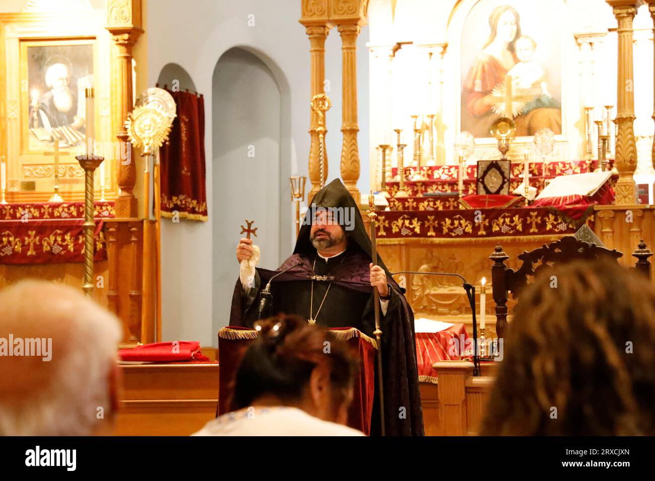 Watertown, ma, États-Unis. 22 septembre 2023. Les Arméniens-Américains se réunissent dans les églises et les centres communautaires pour entendre des paroles d'encouragement pour l'avenir de la part du clergé et obtenir la dernière analyse de la situation dans la République d'Artsakh, au Haut-Karabakh, après la rupture du traité de 2020 et l'attaque dévastatrice de l'armée azerbaïdjanaise cette semaine. Des événements similaires ont lieu dans le monde entier dans la diaspora arménienne. Très révérend le Père Mesrob Parsamyan, primat du diocèse oriental de l'Église arménienne d'Amérique a présidé et livré un cœur déchirant, mais plein d'espoir et tourné vers l'homélie vers le Gathere Banque D'Images