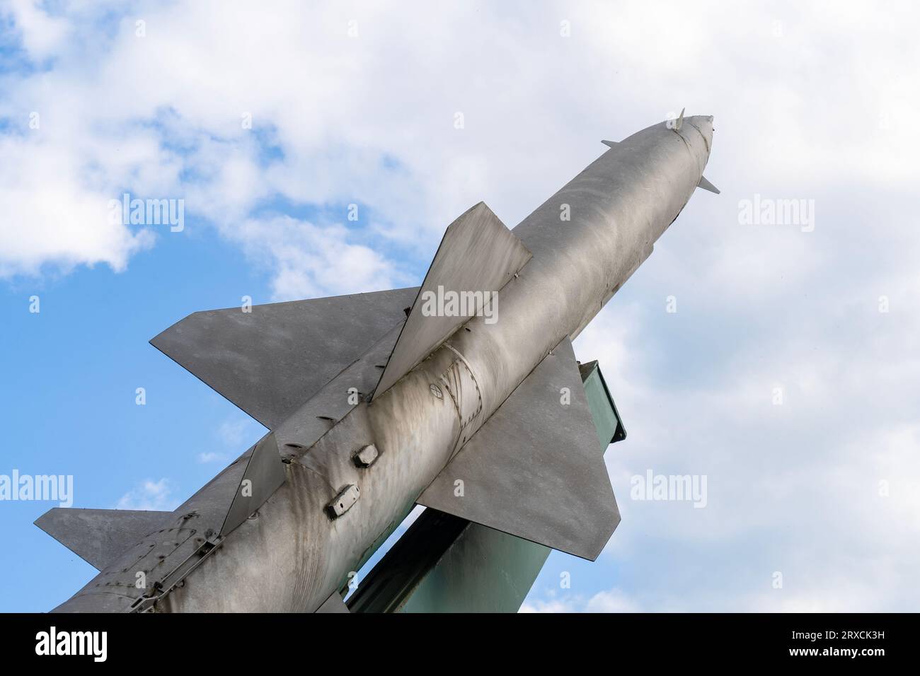 Vieux missiles antiaériens gris de fabrication soviétique Banque D'Images