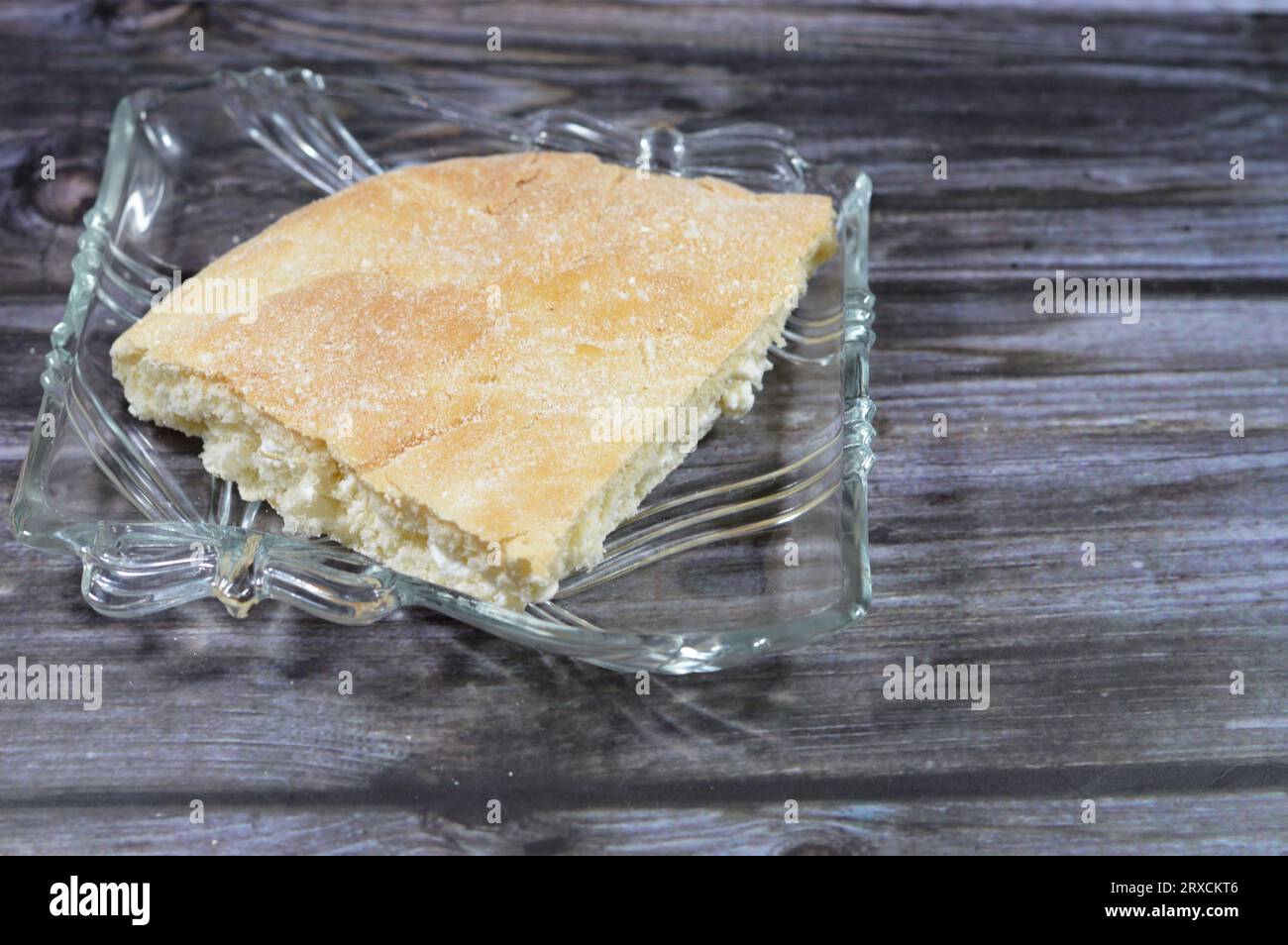 Fromage blanc feta dans un pain de maïs, un pain rapide à base de semoule de maïs, la cuisine du sud des États-Unis, avec des origines dans la cuisine amérindienne Banque D'Images