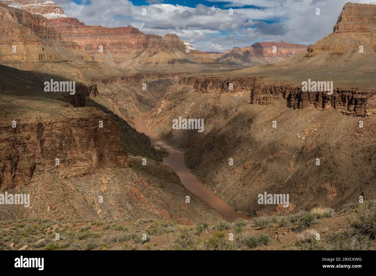 Regardant vers le bas vers les rapides de Hermit Creek depuis le sentier Tonto dans le Grand Canyon Banque D'Images