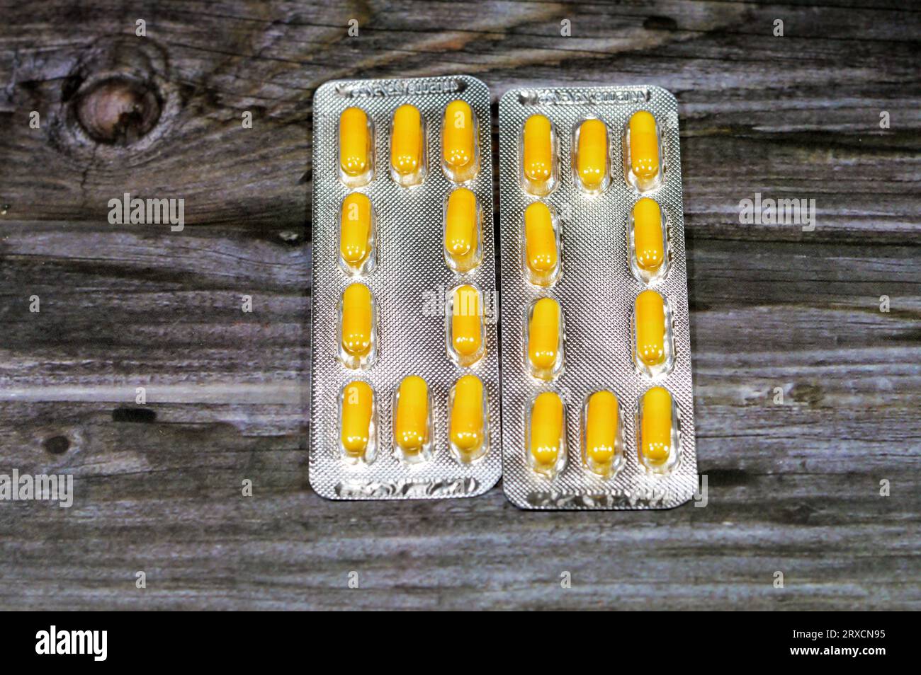 Capsules de médicament, capsules jaunes, traitement, remède, usage de drogue, abus, concept de prescription, analgésiques et antibiotiques, analgésiques, prendre un moi Banque D'Images