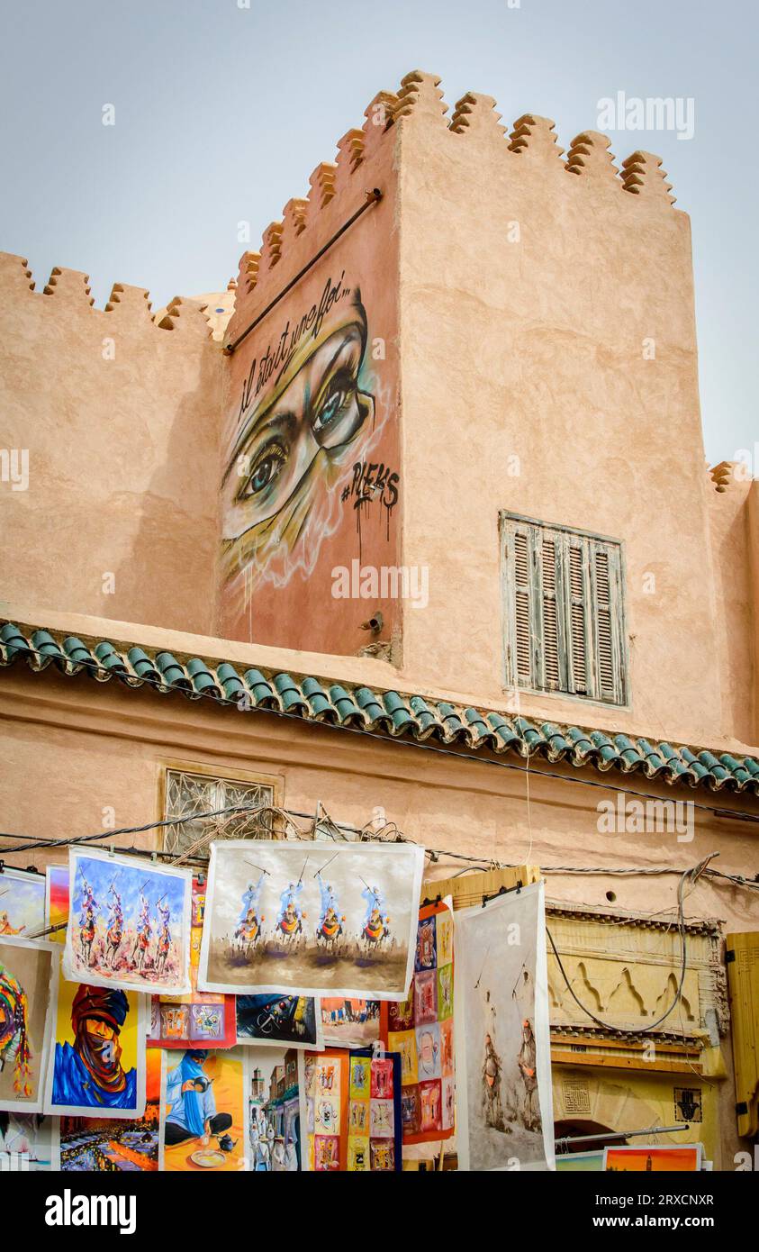 Marrakech, Maroc, 8 avril 2023. Extérieur d'une boutique d'art avec des peintures colorées à la médina de Marrakech dans une journée ensoleillée. Banque D'Images