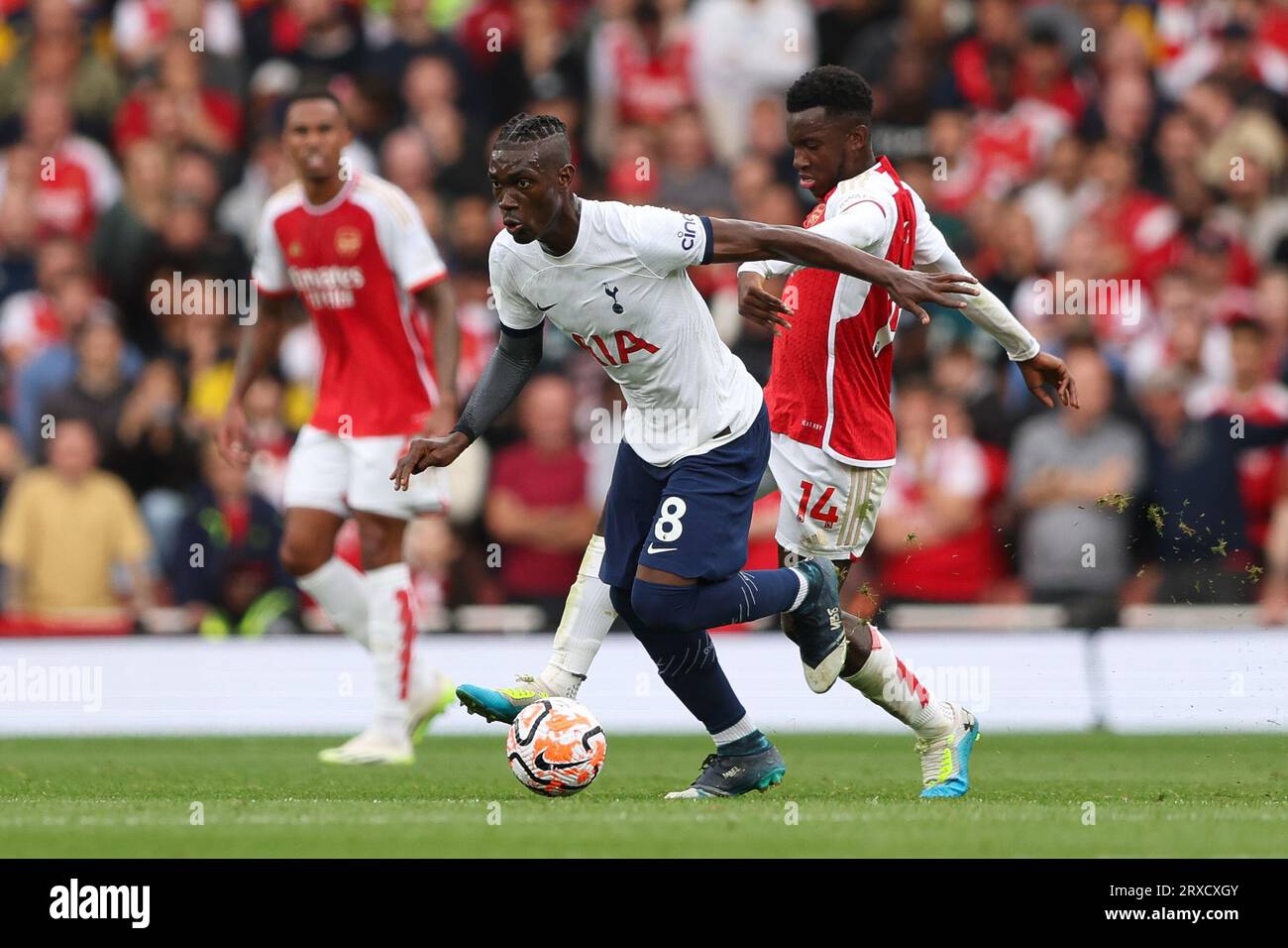 Londres, Royaume-Uni. 24 septembre 2023. Yves Bissouma de Tottenham Hotspur et Eddie Nketiah d'Arsenal se battent pour le ballon lors du match de Premier League à l'Emirates Stadium de Londres. Le crédit photo devrait se lire : Kieran Cleeves/Sportimage crédit : Sportimage Ltd/Alamy Live News Banque D'Images