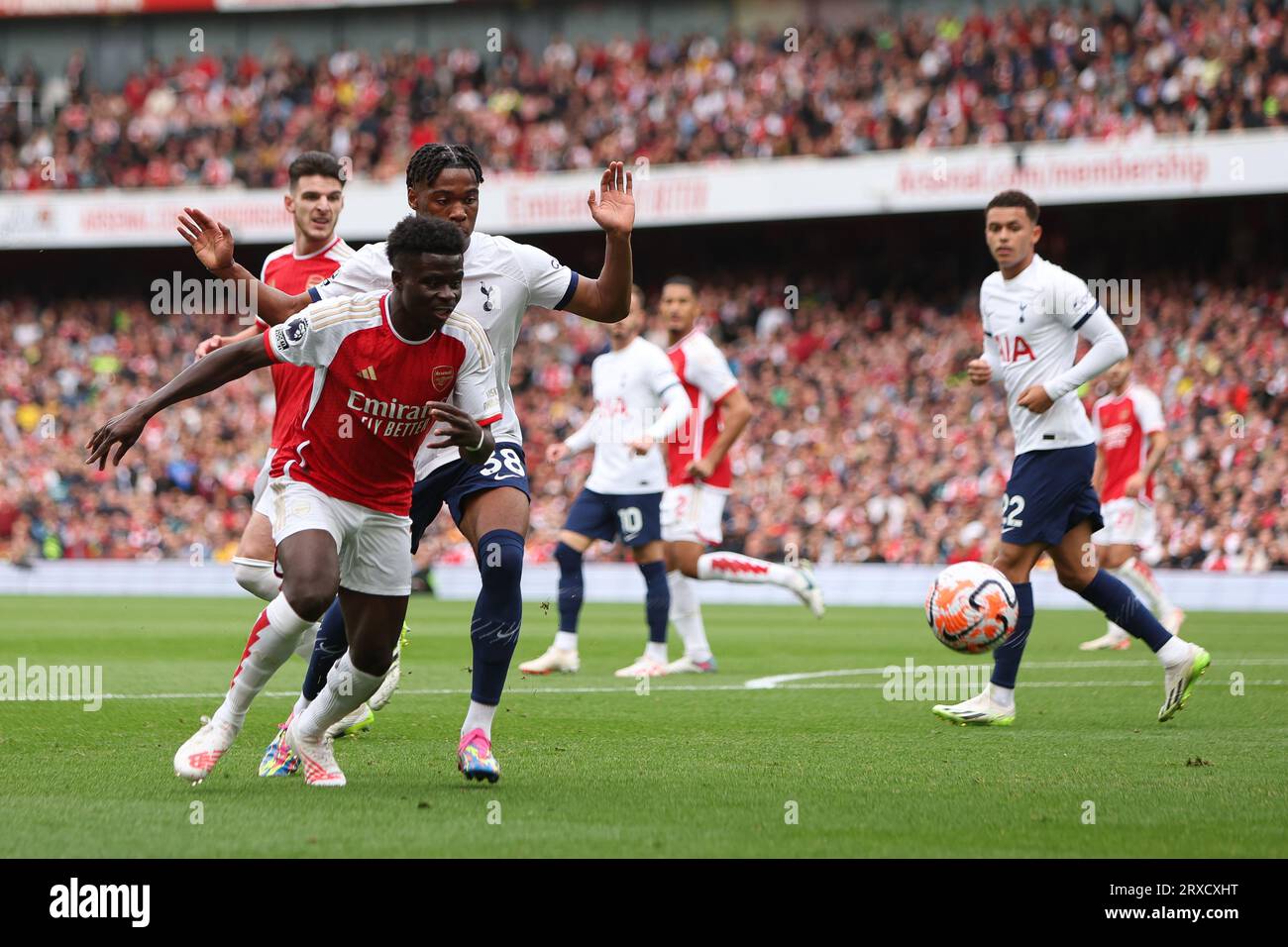 Londres, Royaume-Uni. 24 septembre 2023. Bukayo Saka d'Arsenal et Destiny Udogie de Tottenham Hotspur se battent pour le ballon lors du match de Premier League à l'Emirates Stadium de Londres. Le crédit photo devrait se lire : Kieran Cleeves/Sportimage crédit : Sportimage Ltd/Alamy Live News Banque D'Images