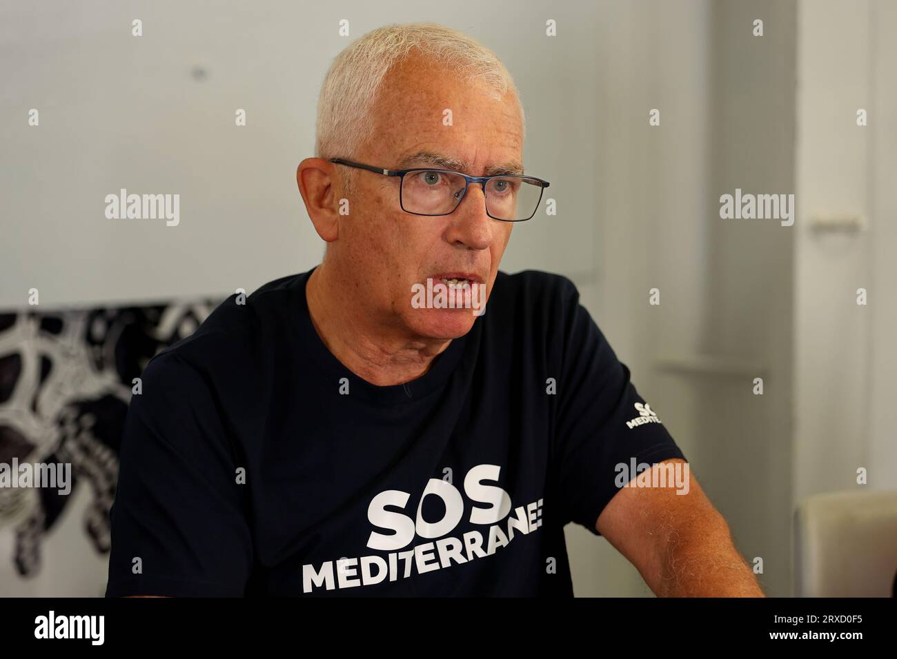 Marseille, Bouches-du-Rhône, France. 22 septembre 2023. François Thomas, Président de SOS Mediteranée France répond aux questions des journalistes lors de la conférence de presse à bord du navire humanitaire Viking Ocean. L’ONG SOS Méditerranée et son partenaire la FICR (Fédération internationale de la Croix-Rouge) ont lancé un appel à la solidarité des Etats européens témoins de la détérioration des populations en détresse en Méditerranée centrale. (Image de crédit : © Denis Thaust/SOPA Images via ZUMA Press Wire) USAGE ÉDITORIAL SEULEMENT! Non destiné à UN USAGE commercial ! Banque D'Images