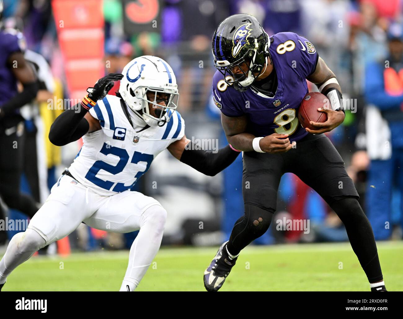 Baltimore, États-Unis. 24 septembre 2023. Le quarterback des Ravens de Baltimore Lamar Jackson (8) est arrêté par le cornerback des Colts d'Indianapolis Kenny Moore II (23) lors de la seconde mi-temps au M&T Bank Stadium de Baltimore, Maryland, le dimanche 24 septembre 2023. Indianapolis a gagné 22-19 sur un field goal en prolongation, photo de David Tulis/UPI crédit : UPI/Alamy Live News Banque D'Images