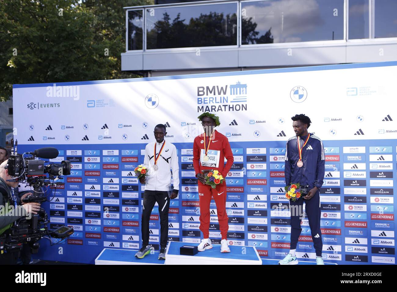 Berlin, Allemagne. 24 septembre 2023. Eliud Kipchoge du Kenya remporte le 49e marathon de Berlin en 2:02:42 heures. La deuxième place est revenue au Vincent Kipkemoi du Kenya avec 2:03:13 heures et la troisième place a été remportée par Tadese Takele d'Ethiopie avec 02:03:24 heures. Tigst Assefa d'Ethiopie remporte le 49e marathon de Berlin féminin en 2:11:53 heures. La deuxième place est revenue à Sheila CHEPKIRUI du Kenya avec 2:17:49 heures et la troisième place a été remportée par Magdalena Shauri de Tanzanie avec 02:18:43 heures. (Photo de Simone Kuhlmey/Pacific Press) crédit : Pacific Press Media production Corp./Alamy Live News Banque D'Images