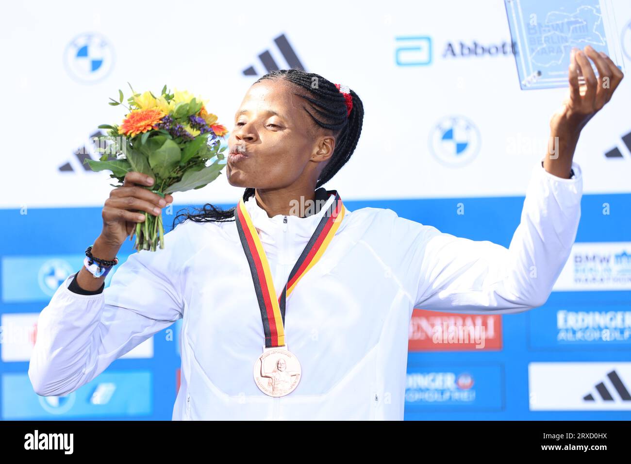 Berlin, Allemagne. 24 septembre 2023. Eliud Kipchoge du Kenya remporte le 49e marathon de Berlin en 2:02:42 heures. La deuxième place est revenue au Vincent Kipkemoi du Kenya avec 2:03:13 heures et la troisième place a été remportée par Tadese Takele d'Ethiopie avec 02:03:24 heures. Tigst Assefa d'Ethiopie remporte le 49e marathon de Berlin féminin en 2:11:53 heures. La deuxième place est revenue à Sheila CHEPKIRUI du Kenya avec 2:17:49 heures et la troisième place a été remportée par Magdalena Shauri de Tanzanie avec 02:18:43 heures. (Photo de Simone Kuhlmey/Pacific Press) crédit : Pacific Press Media production Corp./Alamy Live News Banque D'Images