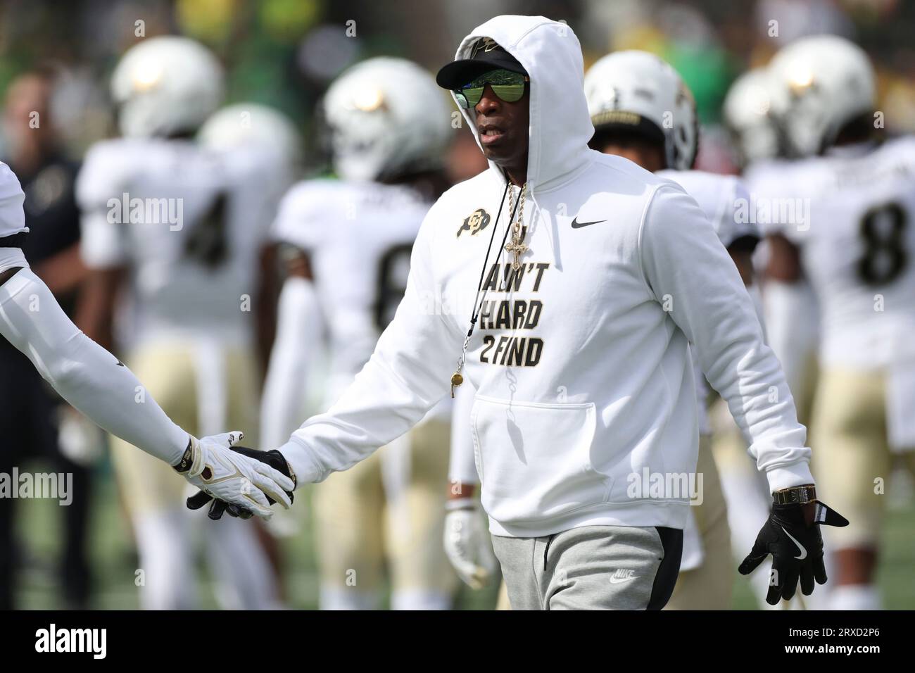 Colorado head coach Deion Sanders high fives players during warm ups before an NCAA football game against Oregon, Saturday, Sept. 23, 2023, in Eugene, Ore. Oregon won 42-6. (AP Photo/Amanda Loman) Banque D'Images