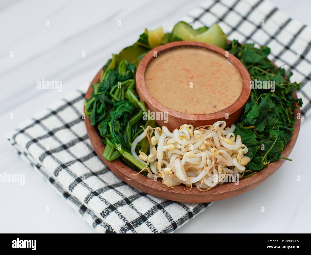 pecel sayur ou mélange de légumes cuits à la vapeur avec sauce aux arachides. Nourriture traditionnelle de Java central ou de Java oriental, Indonésie Banque D'Images