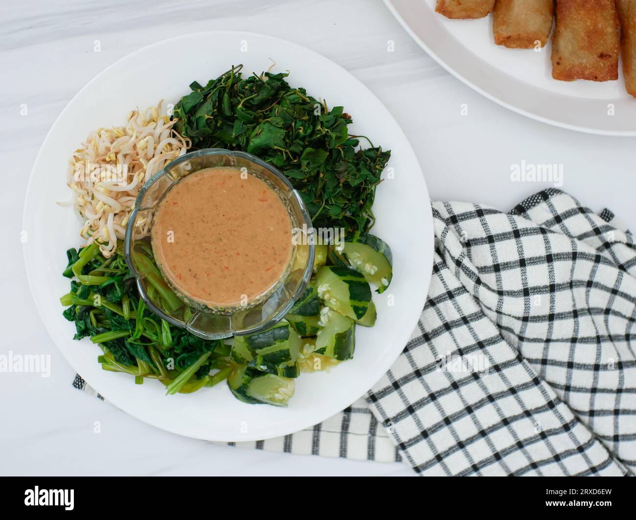 pecel sayur ou mélange de légumes cuits à la vapeur avec sauce aux arachides. Nourriture traditionnelle de Java central ou de Java oriental, Indonésie Banque D'Images