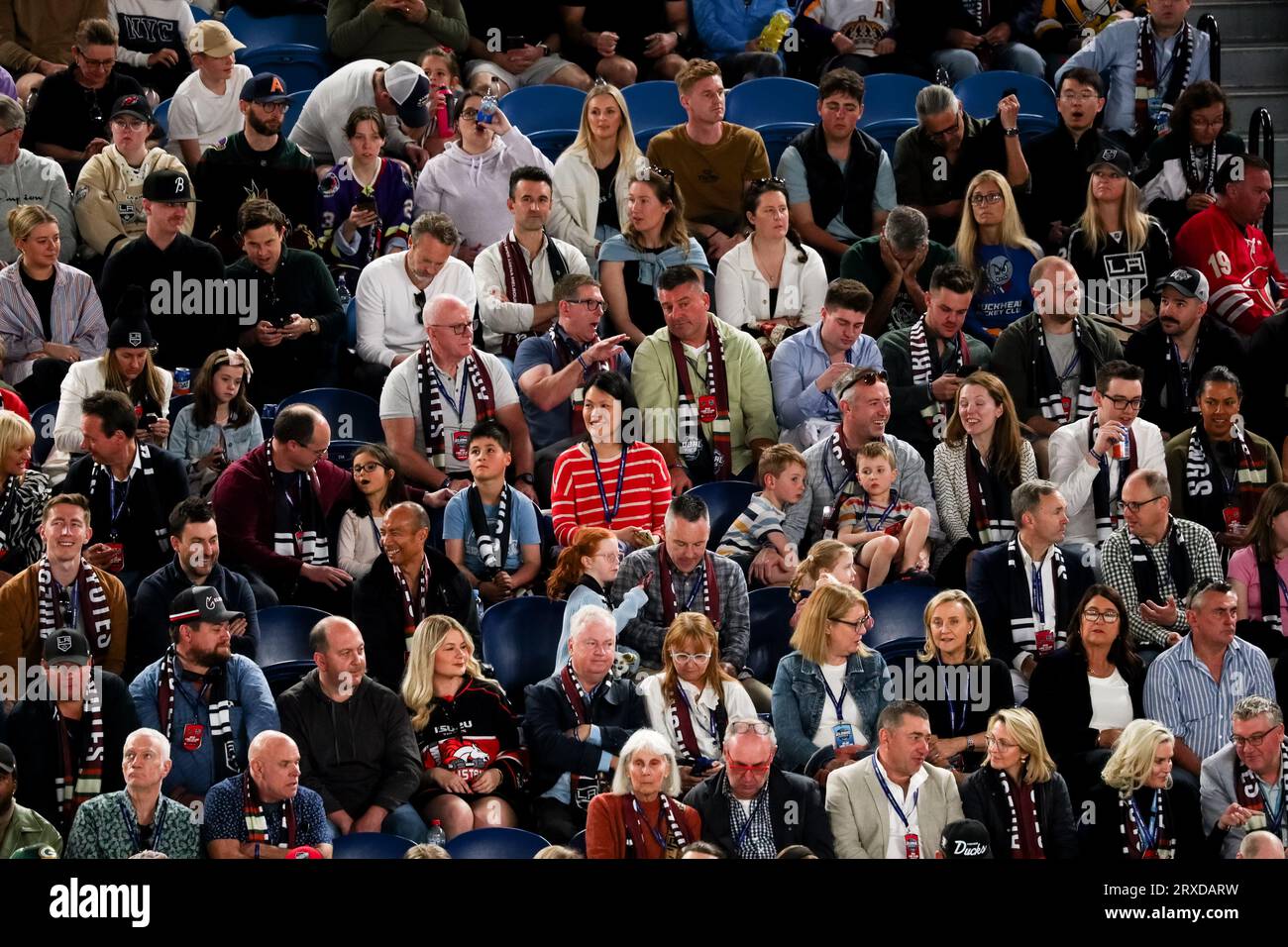 Melbourne, Australie, 24 septembre 2023. Les fans des Coyotes d'Arazona regardent lors du match de la série mondiale de la LNH entre les Kings de Los Angeles et les Coyotes de l'Arizona au Rod laver Arena le 24 septembre 2023 à Melbourne, en Australie. Crédit : Dave Hewison/Alamy Live News Banque D'Images