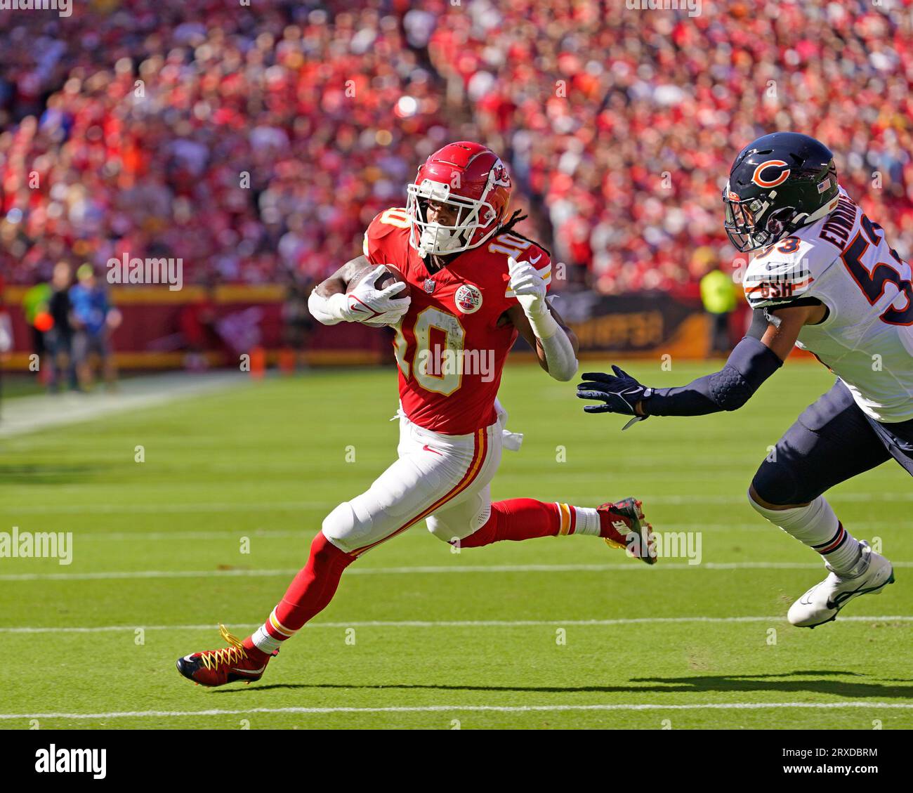 Kansas City, États-Unis. 24 septembre 2023. Le coureur arrière Isiah Pacheco (10) des Chiefs de Kansas City sprint pour un premier match contre les Bears de Chicago au Arrowhead Stadium de Kansas City, Missouri, le dimanche 24 septembre 2023. Photo de Jon Robichaud/UPI crédit : UPI/Alamy Live News Banque D'Images