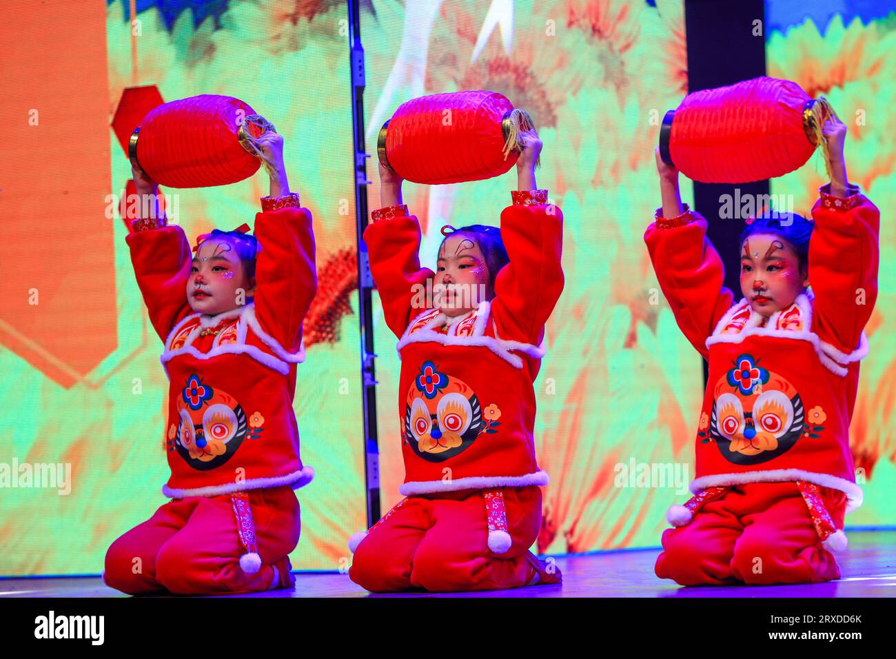 Comté de Luannan, Chine - 13 janvier 2023 : représentation de danse pour enfants au Gala du Festival du printemps, Comté de Luannan, province du Hebei, Chine Banque D'Images