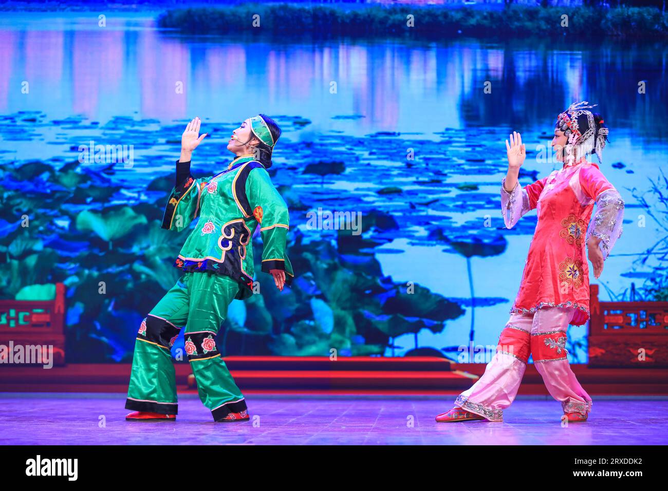 Comté de Luannan, Chine - 13 janvier 2023 : spectacle de danse sur la scène du Gala du Festival du printemps, Comté de Luannan, province du Hebei, Chine Banque D'Images