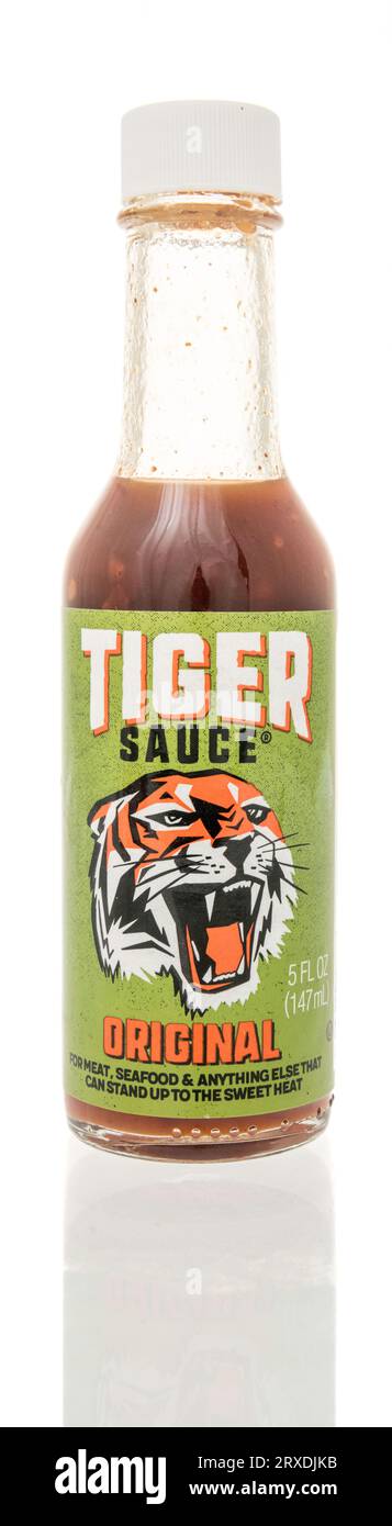 Winneconne, WI - 23 septembre 2023 : une bouteille de sauce oritinale tigrée sur fond isolé Banque D'Images