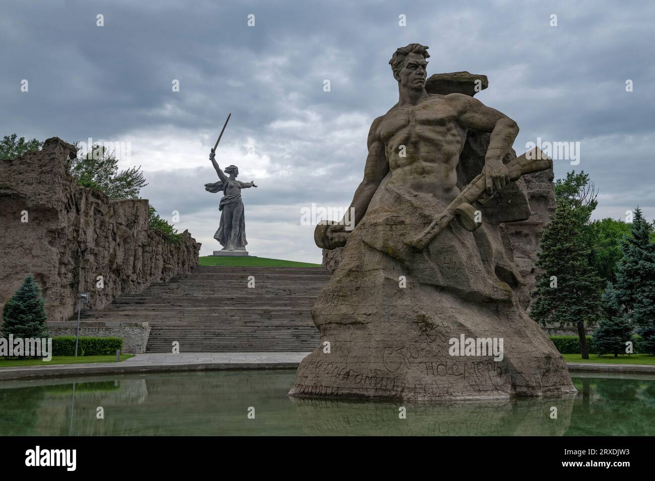 VOLGOGRAD, RUSSIE - 04 JUIN 2023 : la composition sculpturale 'Stand to Death' et le monument 'Motherland Calls' un matin nuageux de juin Banque D'Images VOLGOGRAD, RUSSIE - 04 JUIN 2023 : la composition sculpturale 'Stand to Death' et le monument 'Motherland Calls' un matin nuageux de juin Banque D'Images