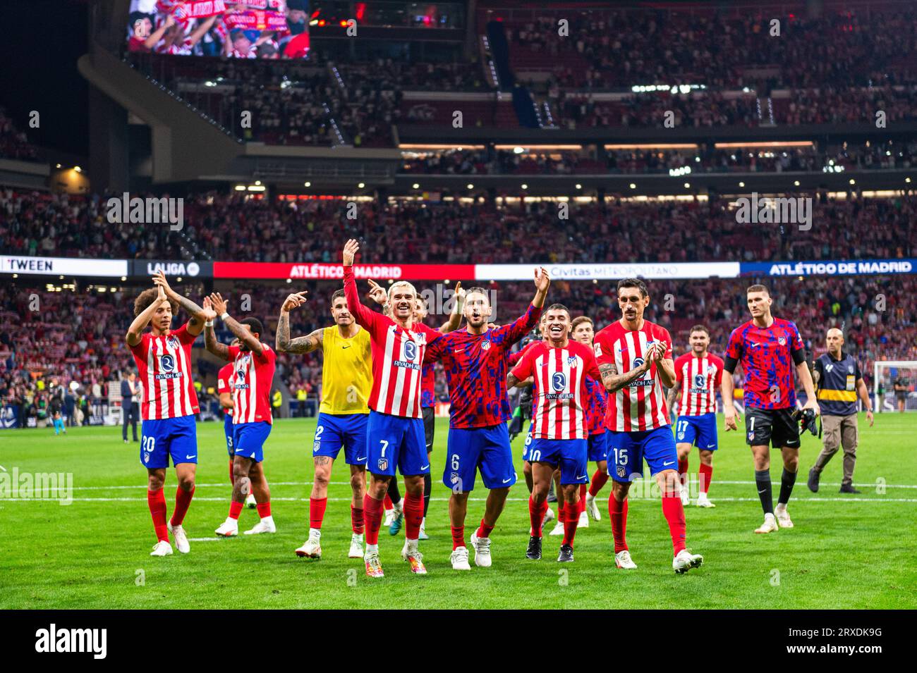 Madrid, Espagne. 24 septembre 2023. Les joueurs de l'Atletico Madrid (de G à D) Axel Witsel, Jose Gimenez, Antoine Griezmann, Jorge Resurreccion Merodio (Koke), Angel Correa, Stefan Savic, Ivo Grbic fêtent après le match de football entre l'Atletico Madrid et le Real Madrid, connu sous le nom de Derbi de Madrid, valable pour la journée de match 06 de la Liga EA Sports jouée à l'Estadio Civitas Metropolitano. Atletico Madrid 3 : 1 Real Madrid crédit : SOPA Images Limited/Alamy Live News Banque D'Images