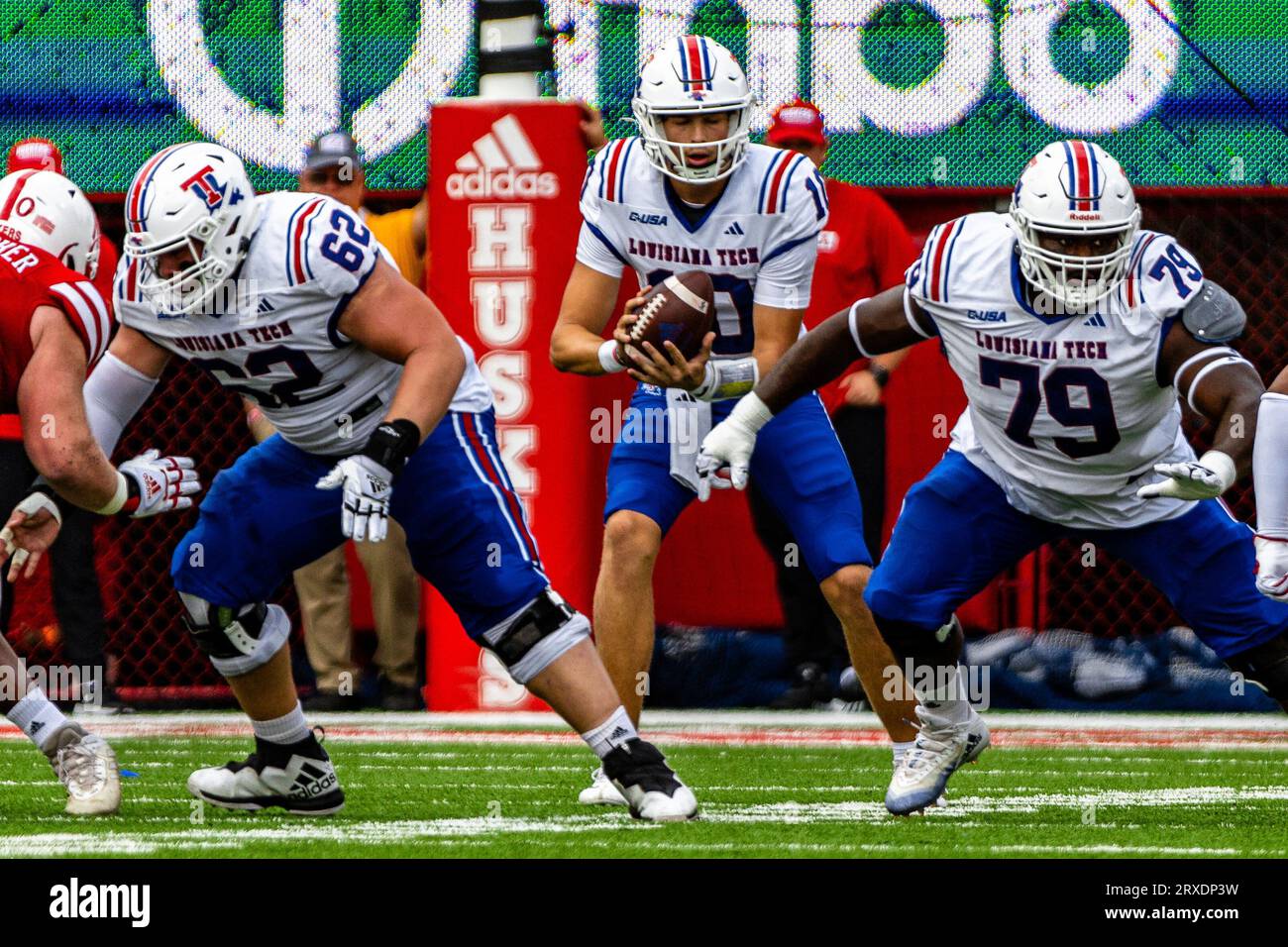 Lincoln, ne. États-Unis 23 septembre 2023. Jack Turner (10), le quarterback des Louisiana Tech Bulldogs, prend un coup du fusil de chasse en action lors d'un match de football de la division 1 de la NCAA entre les Louisiana Tech Bulldogs et les Nebraska Cornhuskers au Memorial Stadium de Lincoln, ne.Nebraska a remporté 28-14.présence : 87,115.391st consécutivement sellout.Michael Spomer/Cal Sport Media (image: © Michael Spomer/Cal Sport Media). Crédit : csm/Alamy Live News Banque D'Images