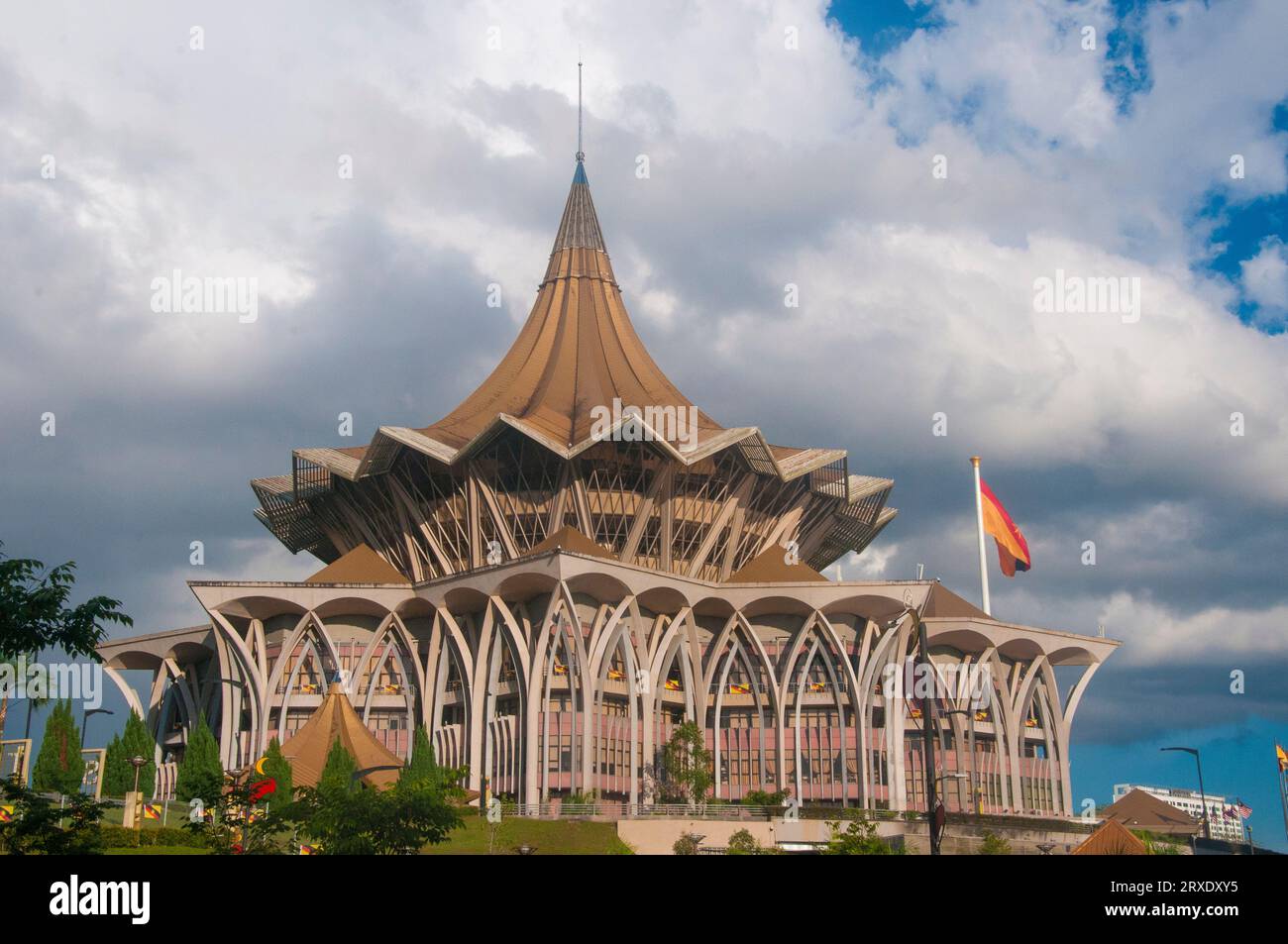 Dominant la rive nord de la rivière Sarawak, le complexe législatif de l'État de Sarawak de neuf étages (Dewan Undangan Negeri Sarawak ou Dun) a ouvert ses portes en 2009 Banque D'Images