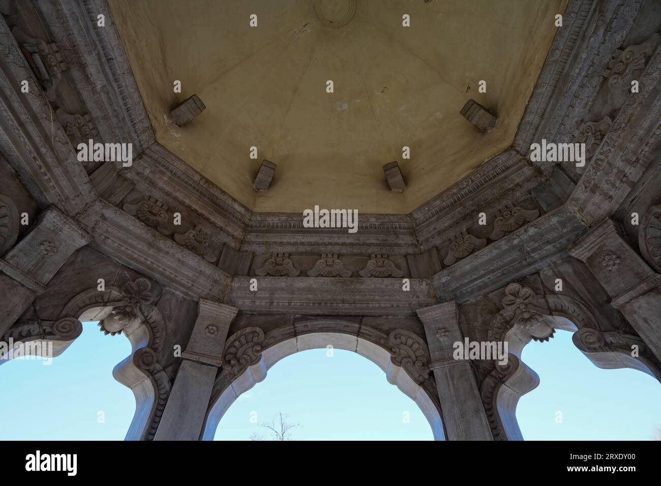 Pékin Chine, 26 janvier 2023 : la structure interne du bâtiment octogonal de Huanghuazhen dans l'ancien palais d'été de la tour occidentale de la zone panoramique Banque D'Images