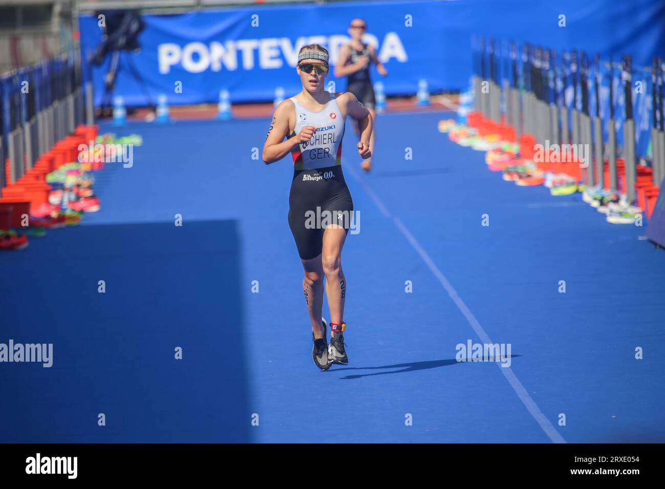 Pontevedra, Espagne. 24 septembre 2023. Pontevedra, Espagne, le 24 septembre 2023 : la triathlète allemande Finja Schierl atteint la ligne d'arrivée lors du Championnat du monde de triathlon féminin U23 2023, le 24 septembre 2023, à Pontevedra, en Espagne. (Photo Alberto Brevers/Pacific Press) crédit : Pacific Press Media production Corp./Alamy Live News Banque D'Images