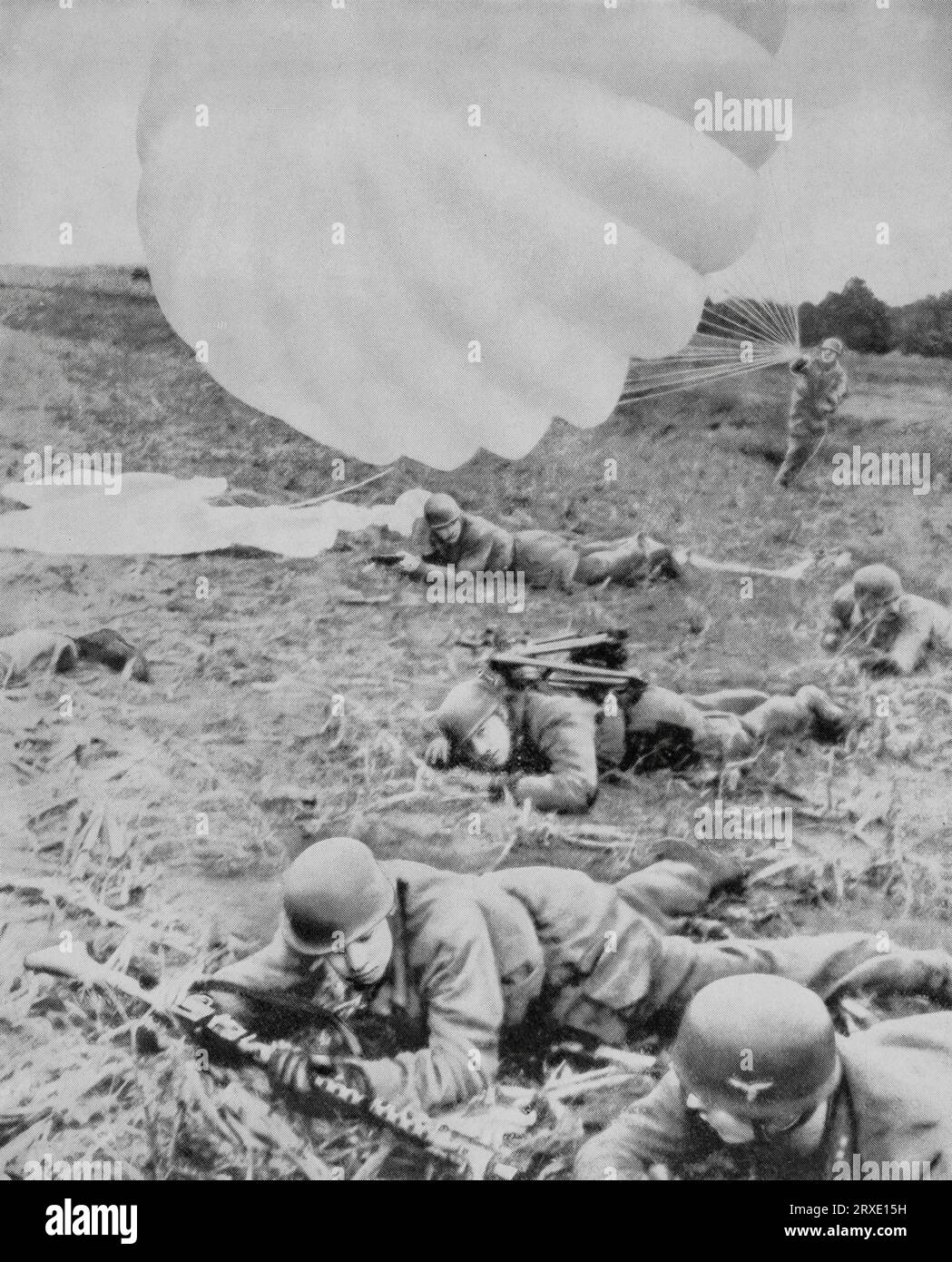 Les parachutistes allemands débarquent aux pays-Bas dans la matinée du 10 mai 1940, préparant l'occupation du pays pendant la Seconde Guerre mondiale. Banque D'Images