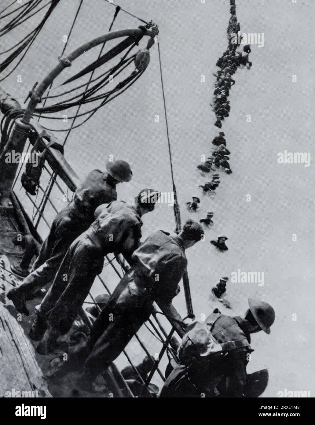Des soldats du corps expéditionnaire britannique (BEF) débarquent sur un navire lors de l'opération Dynamo, évacuation de plus de 338 000 soldats alliés pendant la Seconde Guerre mondiale des plages et du port de Dunkerque, dans le nord de la France, entre le 26 mai et le 4 juin 1940. Banque D'Images