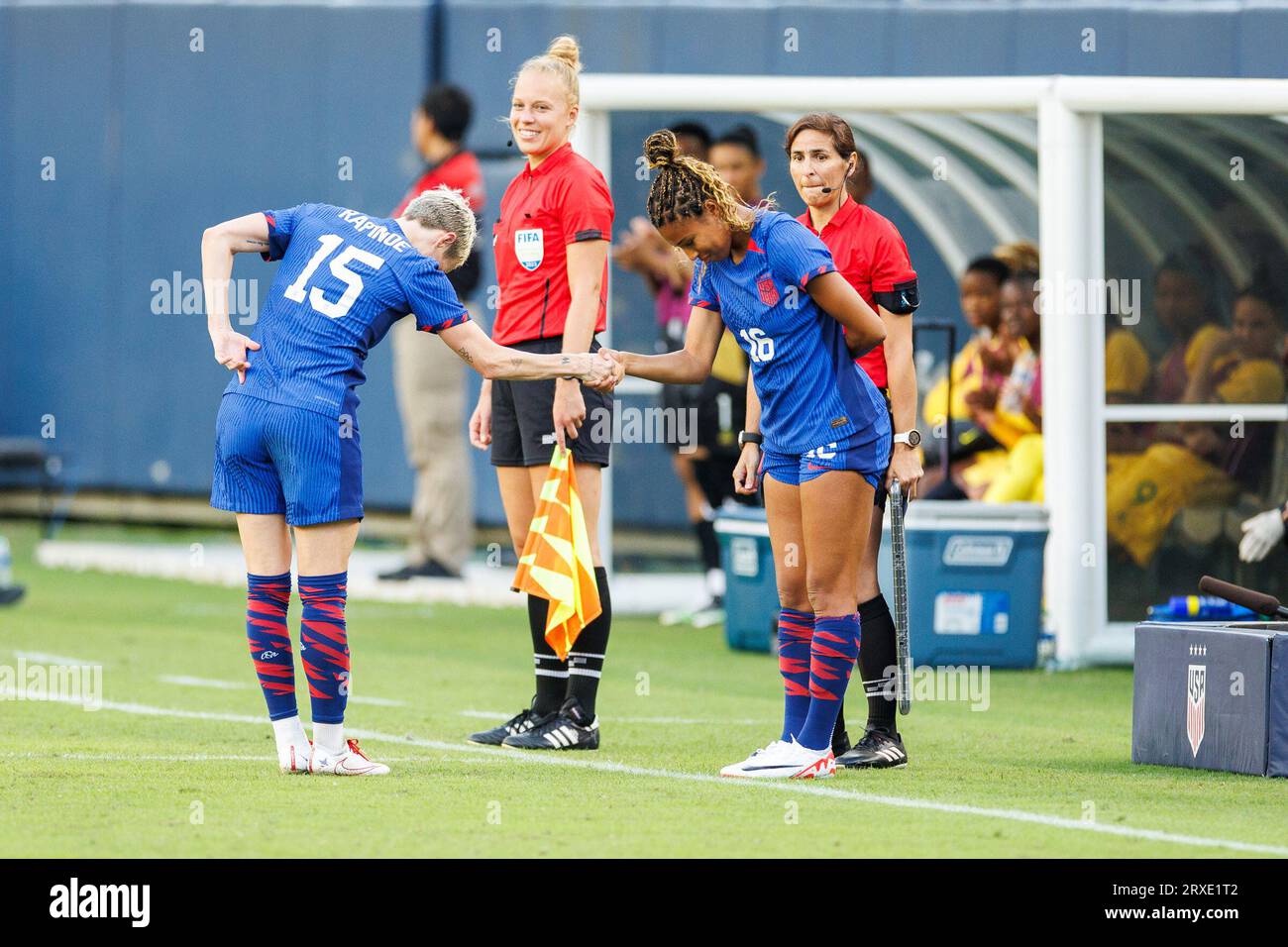 Chicago, Illinois. 24 septembre 2023 : l'attaquant des États-Unis Megan Rapinoe (15 ans) remet le flambeau à l'attaquant américain Midge Purce (16 ans) lors d'un match international amical de football féminin entre l'équipe nationale des États-Unis et l'Afrique du Sud au Soldier Field à Chicago, Illinois. L'équipe nationale américaine a battu l'Afrique du Sud 2-0. John Mersits/CSM. Crédit : CAL Sport Media/Alamy Live News Banque D'Images