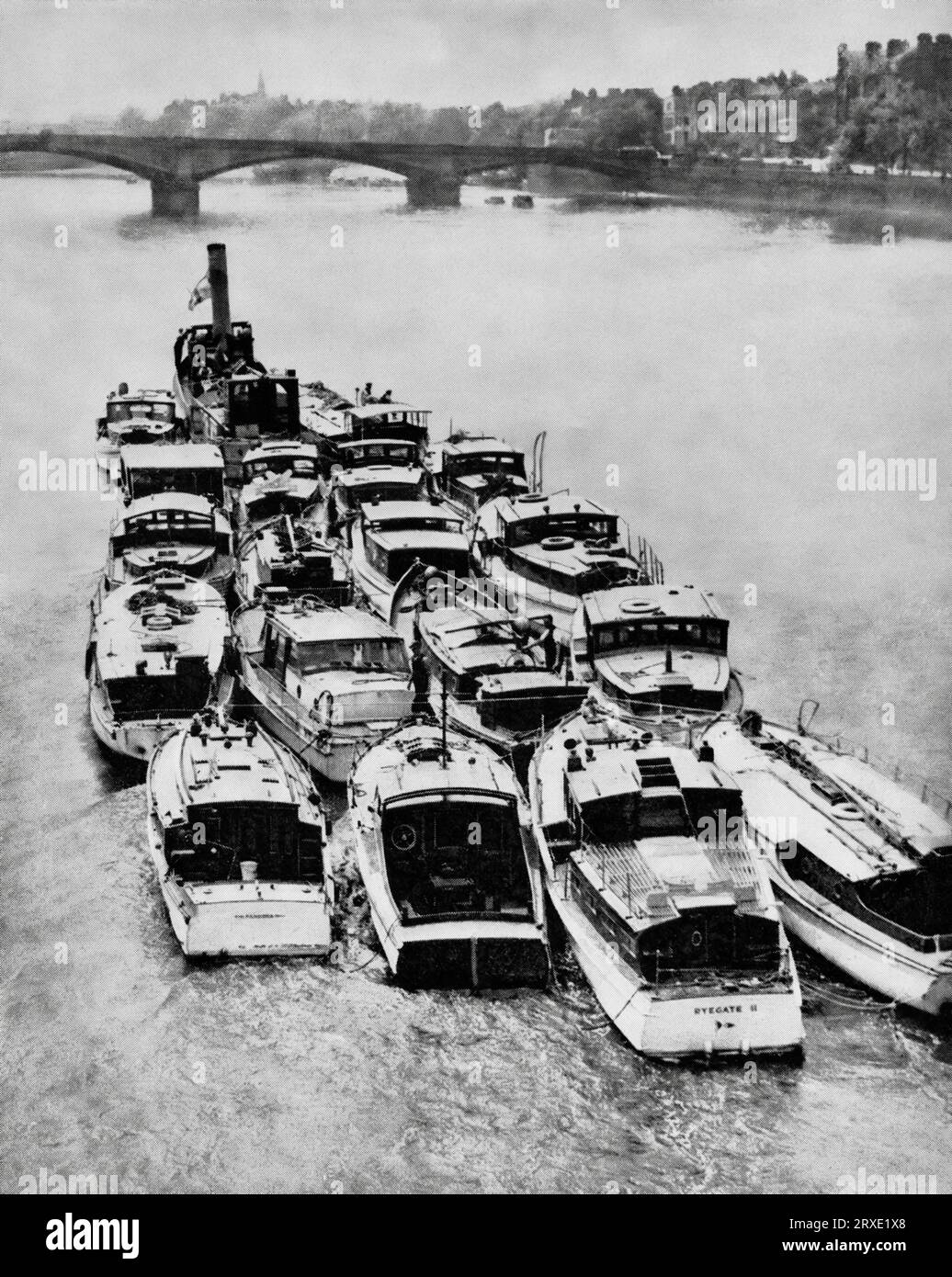 De petits bateaux sont transportés sur la Tamise à la suite de l'opération Dynamo. Ils ont été utilisés lors de l'évacuation de 338 000 soldats alliés pendant la Seconde Guerre mondiale des plages et du port de Dunkerque, dans le nord de la France, entre le 26 mai et le 4 juin 1940. Banque D'Images