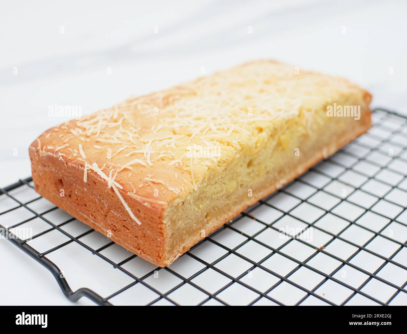 gâteau tapai au manioc avec garniture au fromage, cuisine indonésienne Banque D'Images