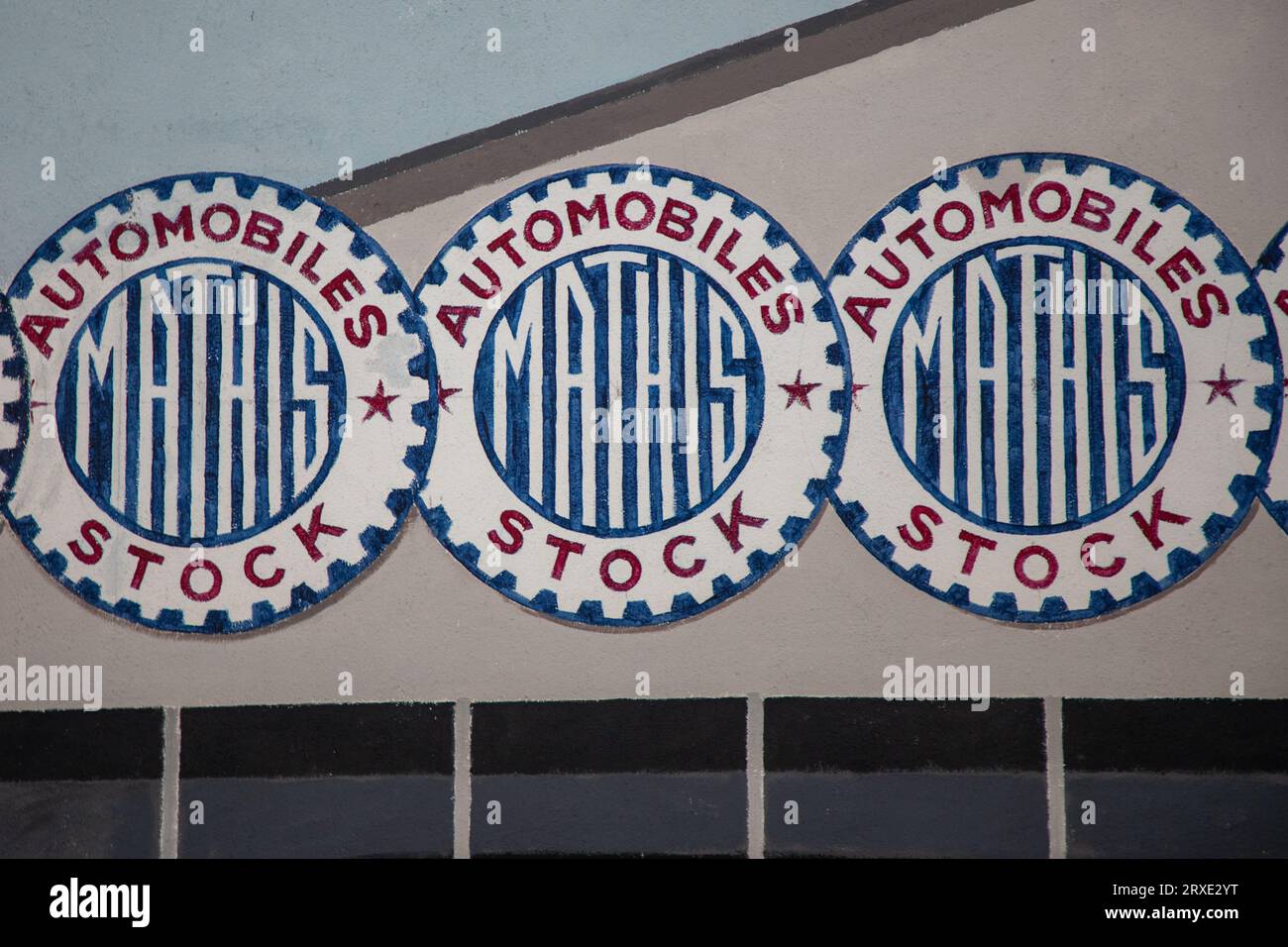 Talmont , France - 09 22 2023 : Mathis automobiles stock logo marque et signe de texte voiture automobile sur le mur garage station d'entrée Banque D'Images