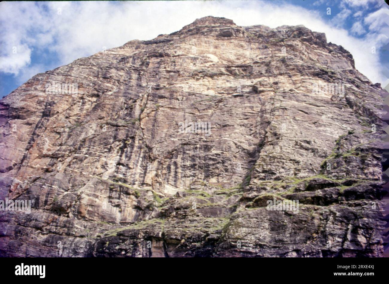 Vasudhara Falls est une cascade située près de Badrinath, dans l'Uttarakhand, en Inde. Cette ravissante chute d'eau tombe d'une hauteur de 400 pieds à environ 122 mètres au-dessus du niveau de la mer. Banque D'Images