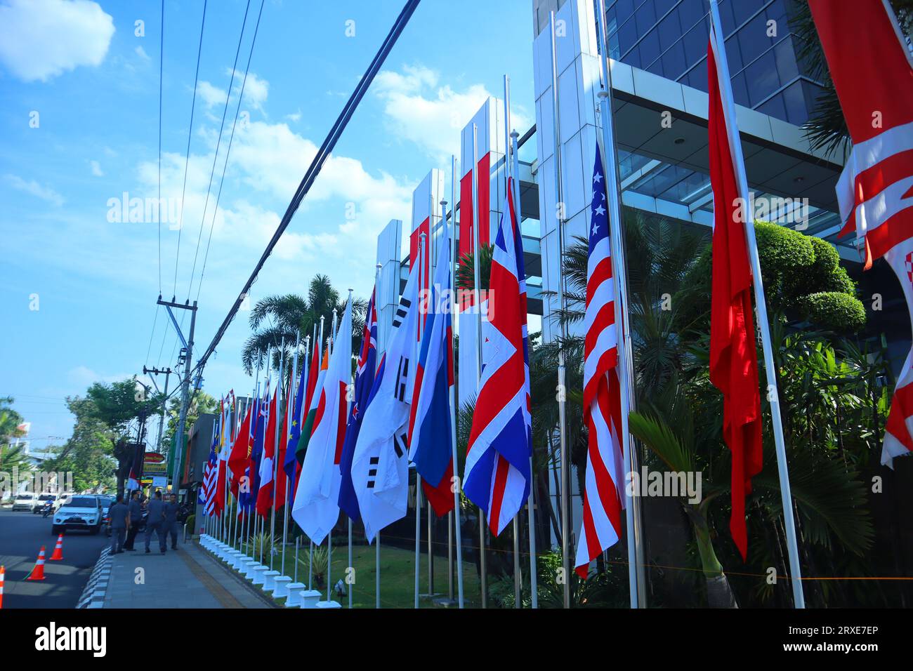 drapeaux des pays de l'asean installés devant l'hôtel Banque D'Images