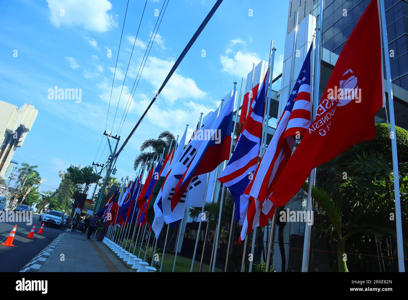 drapeaux des pays de l'asean installés devant l'hôtel Banque D'Images