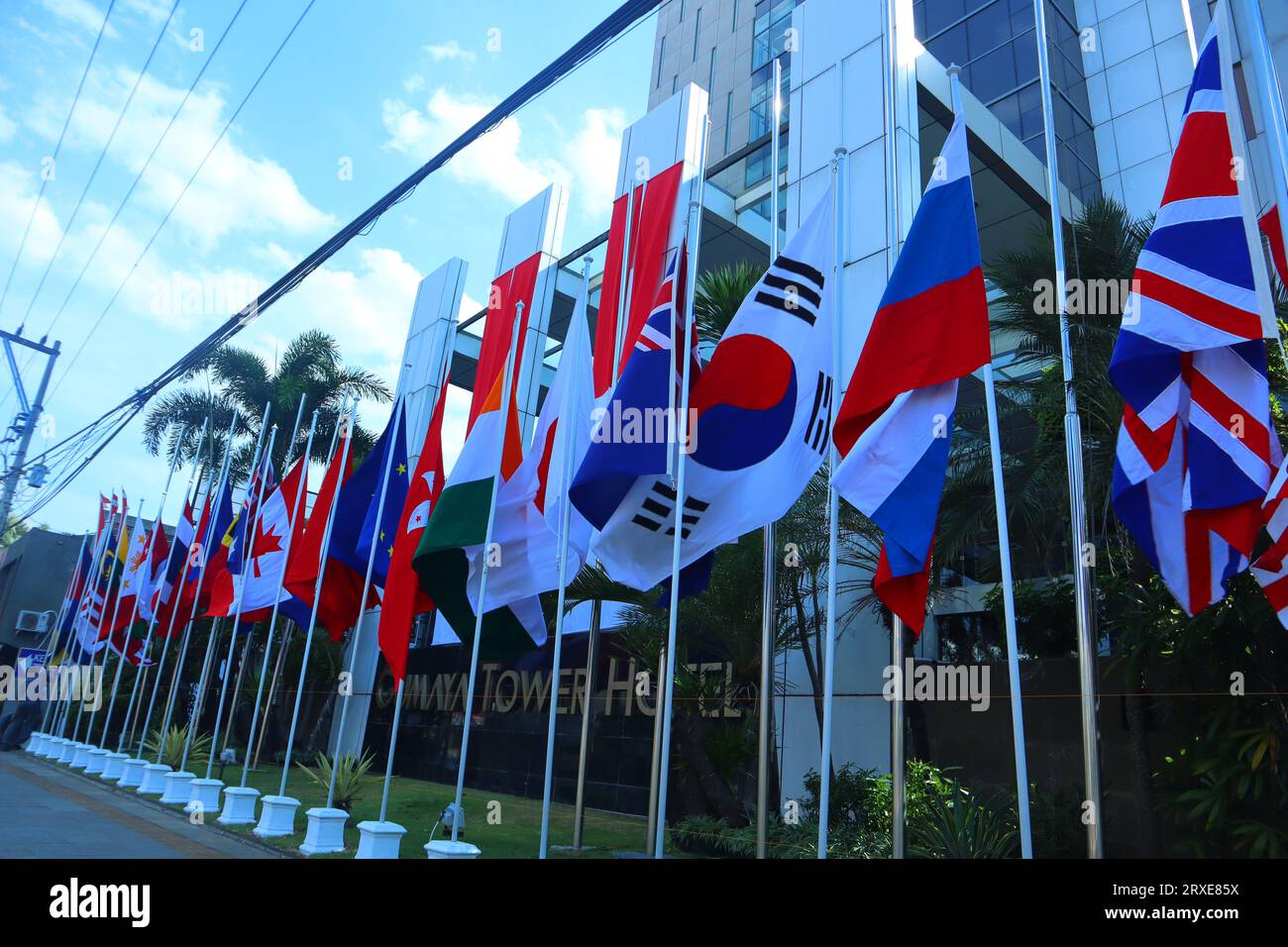 drapeaux des pays de l'asean installés devant l'hôtel Banque D'Images