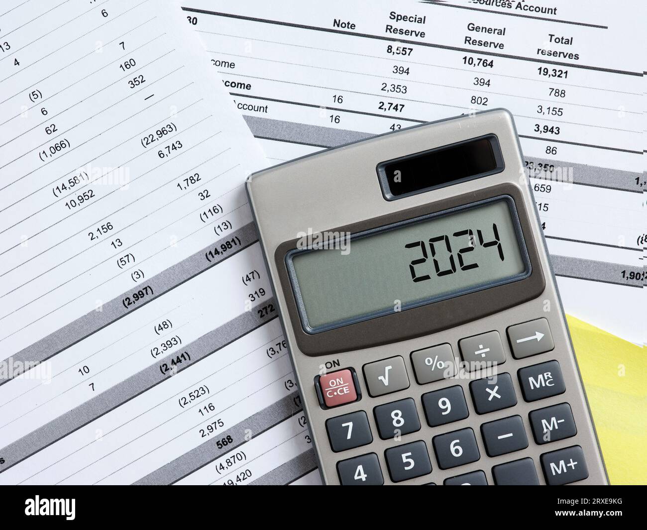 Concept de planification financière de l'an 2024. L'année 2024 sur une calculatrice. Banque D'Images