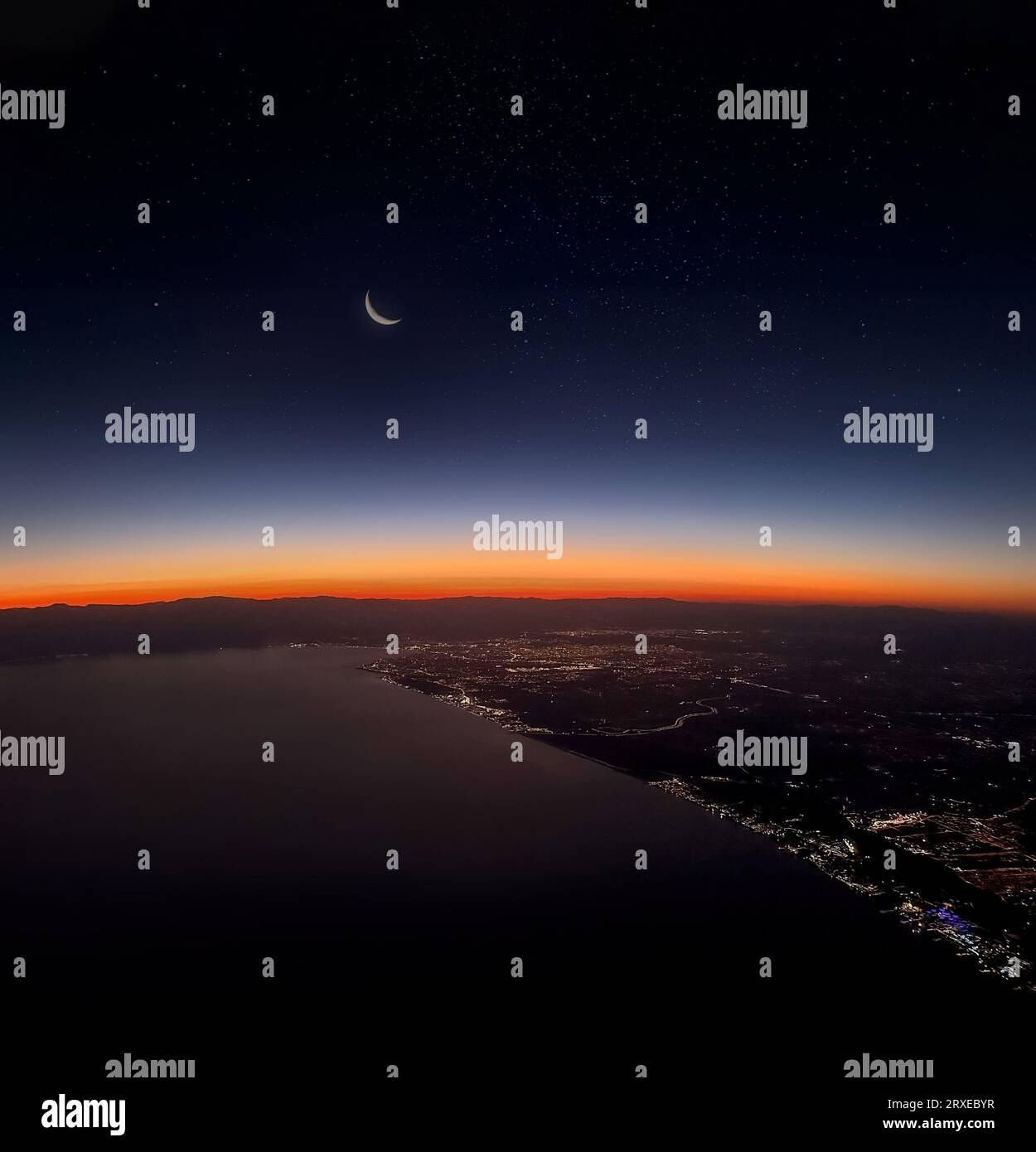 Vue de la ville d'Antalya et les lumières de la ville depuis l'avion au coucher du soleil Banque D'Images