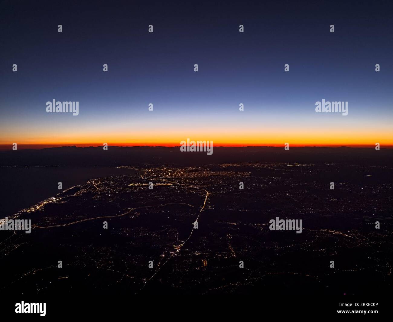 Vue de la ville d'Antalya et les lumières de la ville depuis l'avion au coucher du soleil Banque D'Images