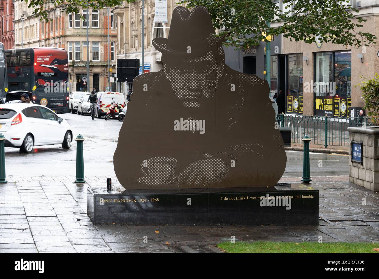 Sculpture de Tony Hancock, Old Square, centre-ville de Birmingham, Royaume-Uni Banque D'Images