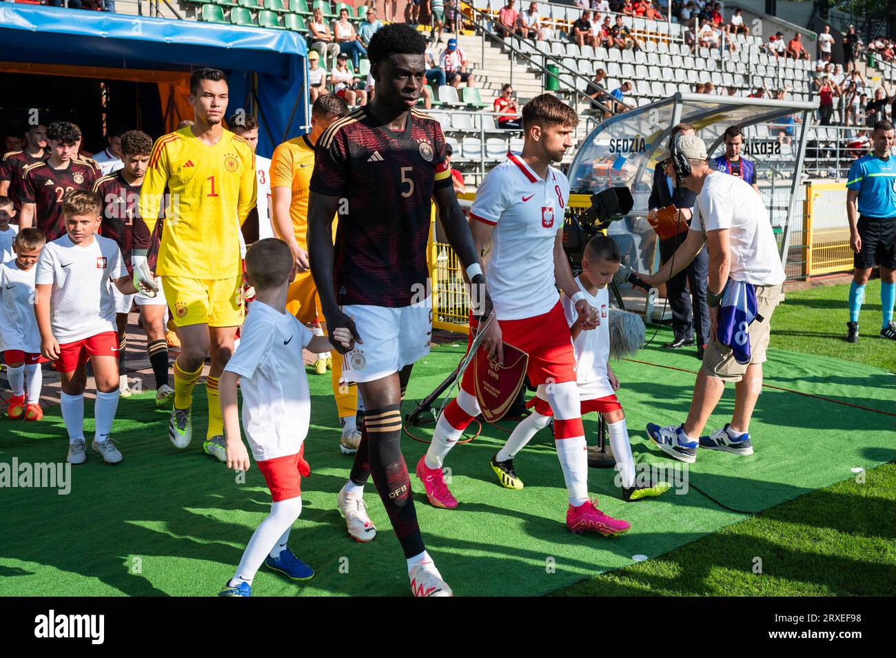 LEGNICA, POLOGNE - 11 SEPTEMBRE 2023 : match amical de football sous 20 Elite League Pologne vs Allemagne 1:1. Capitaine Joshua Quarshie (5) et Tomasz Neug Banque D'Images