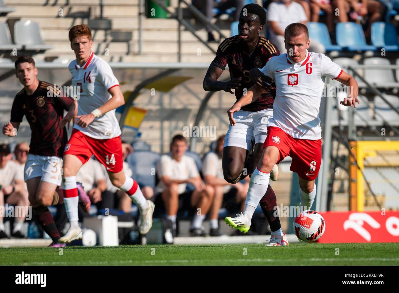 LEGNICA, POLOGNE - 11 SEPTEMBRE 2023 : match amical de football sous 20 Elite League Pologne vs Allemagne 1:1. En action Joshua Quarshie (L) Antoni Kozuba Banque D'Images