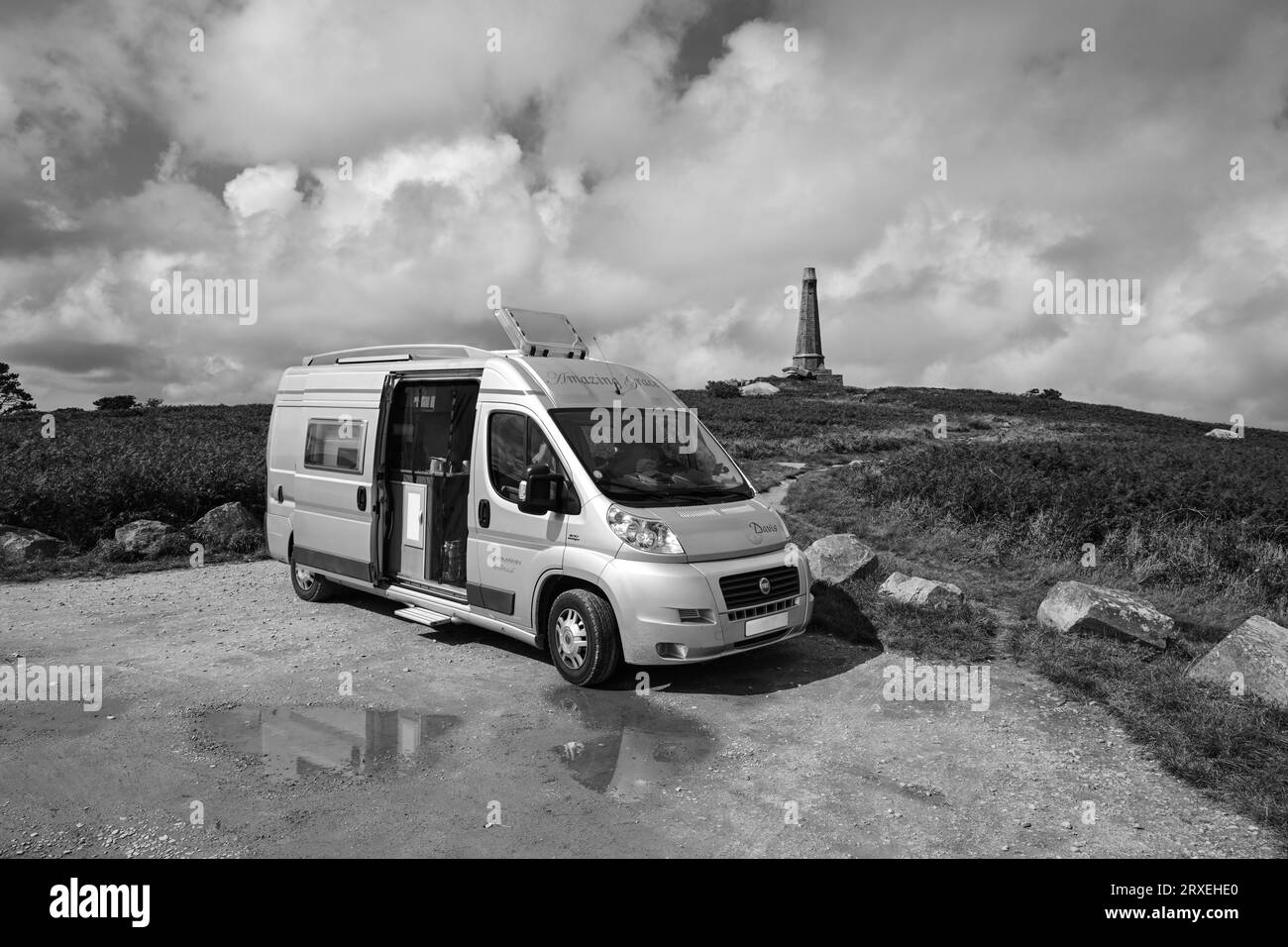 CAMPER VAN CARN BREA CHÂTEAU TOR ET MONUMENT REDRUTH CORNWALL Banque D'Images