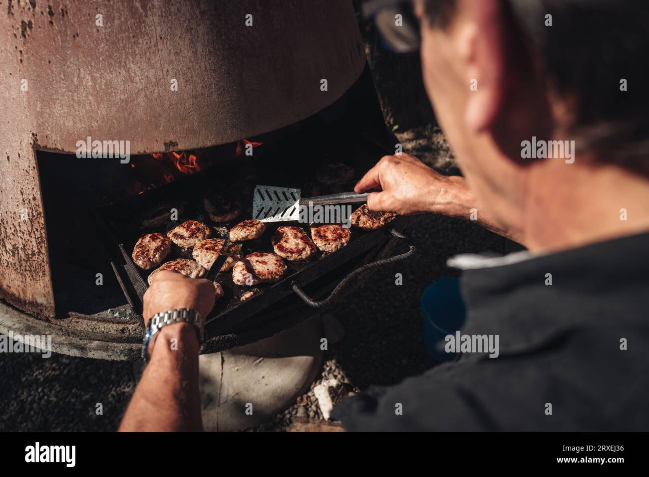 Cuisson des hamburgers sur un barbecue Banque D'Images