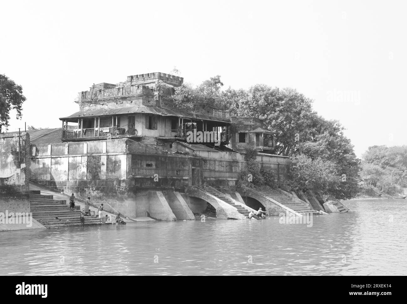 Ancien manoir au bord de la rivière Banque D'Images