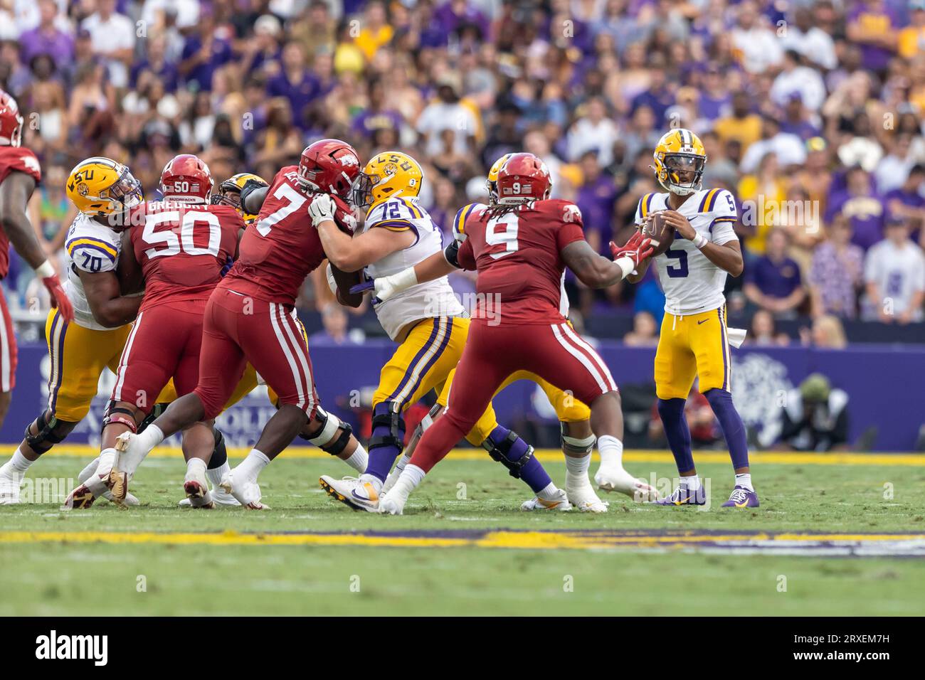 Le quarterback des Tigers de LSU Jayden Daniels (5) cherche à passer contre la défense des Razorbacks de l'Arkansas, samedi 23 septembre 2023, à Baton Rouge, Louisiane. Banque D'Images