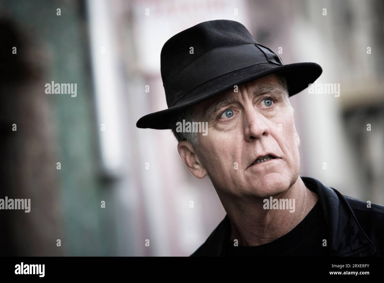 Un homme mûr portant un chapeau avec un regard sérieux et inquiet sur son visage. (code de publication : rrk_mr118) Banque D'Images